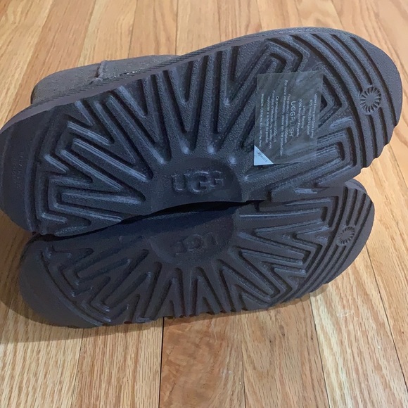 UGG Kid’s Boots & Slides Combo - Size 4 - Picture 4 of 8